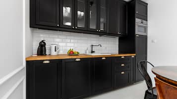 Design-Suite, Balkon | Eigene Kochnische | Kühlschrank, Mikrowelle, Ofen, Geschirrspüler