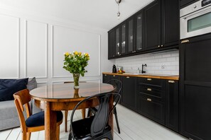 Suite de diseño, balcón | Zona de estar | Televisión de pantalla plana de 42 pulgadas con canales por cable