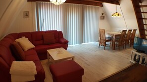 Älytelevisio, DVD-soitin, pöytätennispöytä, kirjoja