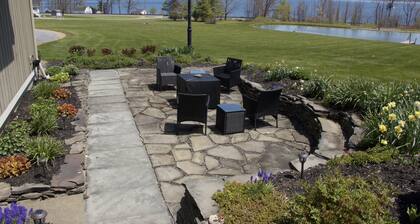 Beautiful Seneca Lake Chalet with stunning lake and Pond views