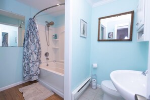 Baignoire, sèche-cheveux, serviettes fournies, savon