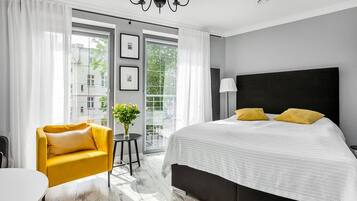 Comfort Studio Suite | Living area | 42-inch flat-screen TV with cable channels, TV