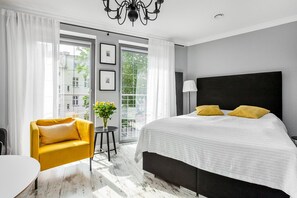 Comfort Studio Suite | Living area | 42-inch flat-screen TV with cable channels, TV - Happy Stay Old Town Tartaczna 26 A (Gdansk)