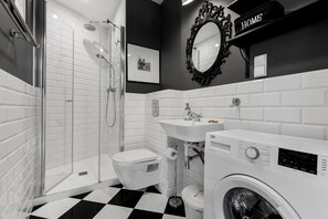 Comfort-Studiosuite | Badezimmer | Dusche, kostenlose Toilettenartikel, Haartrockner, Handtücher