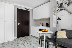 Comfort-Studiosuite | Wohnbereich | 42-Zoll-Flachbildfernseher mit Kabelempfang, Fernseher