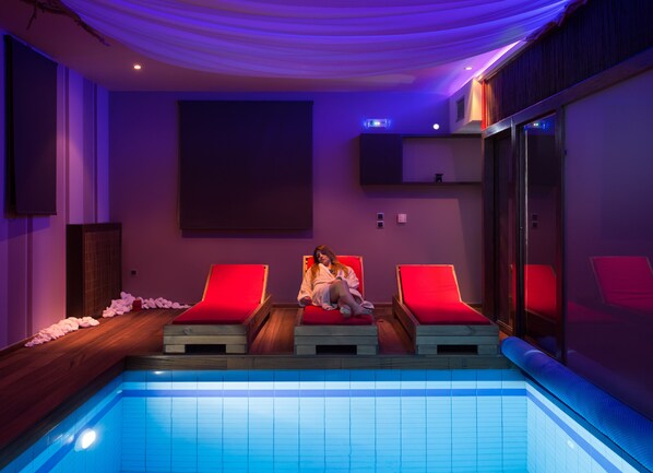 Una piscina cubierta, una piscina climatizada