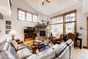 TV, fireplace, DVD player, ping pong - Multi-level townhome with AC, fireplace, pool & hot tubs - walk to the gondola (Steamboat Springs)