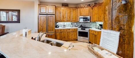 Réfrigérateur, four à micro-ondes, un four, surface de cuisson