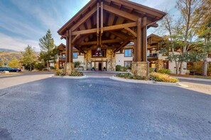 Exterior - Multi-level townhome with AC, fireplace, pool & hot tubs - walk to the gondola (Steamboat Springs)