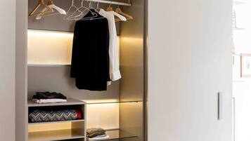 2 chambres, coffres-forts dans les chambres, bureau