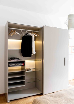 2 Schlafzimmer, Zimmersafe, Schreibtisch, Bügeleisen/Bügelbrett