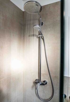 Shower, eco-friendly toiletries, hair dryer, slippers - Delightful apartment from the late 20s, recently renovated. (Merano)