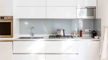 Kühlschrank, Mikrowelle, Ofen, Herdplatte