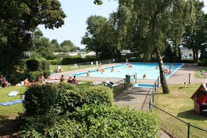 Outdoor pool - Safaritent at Rhederlaagse Meren (Lathum)