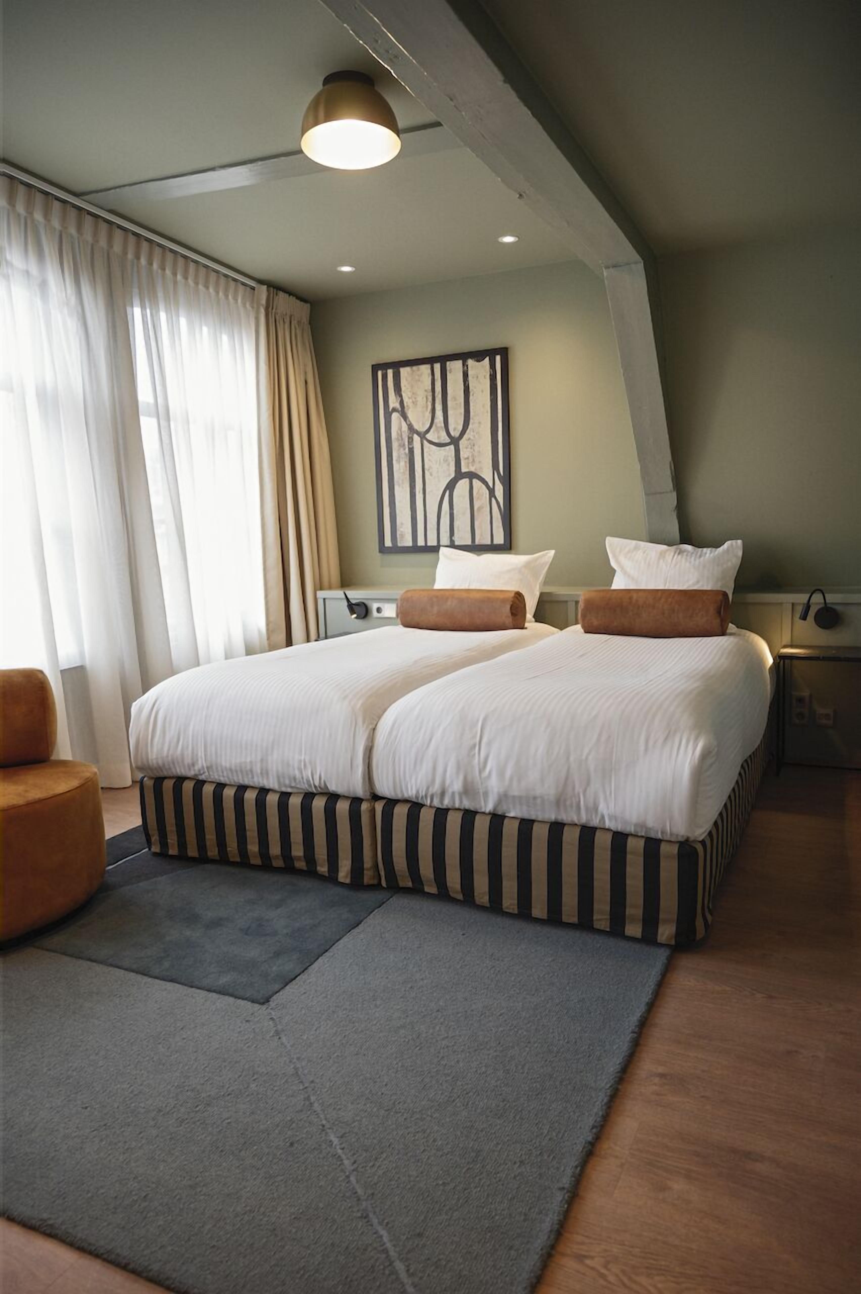 deluxe twin room (luxe grachtenkamer) | 1 bedroom, minibar, in-room safe, individually decorated