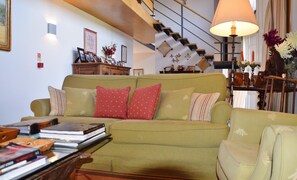 Fernseher, Kamin, Tischfußball