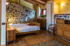 1 habitación y tabla de planchar con plancha