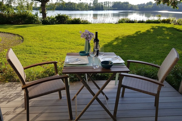 Blick aus der Wohnung über die Terrasse zum See