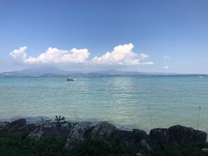 Una spiaggia nelle vicinanze