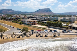 On the beach - Kahlua Bay Apartments (Hersonissos)