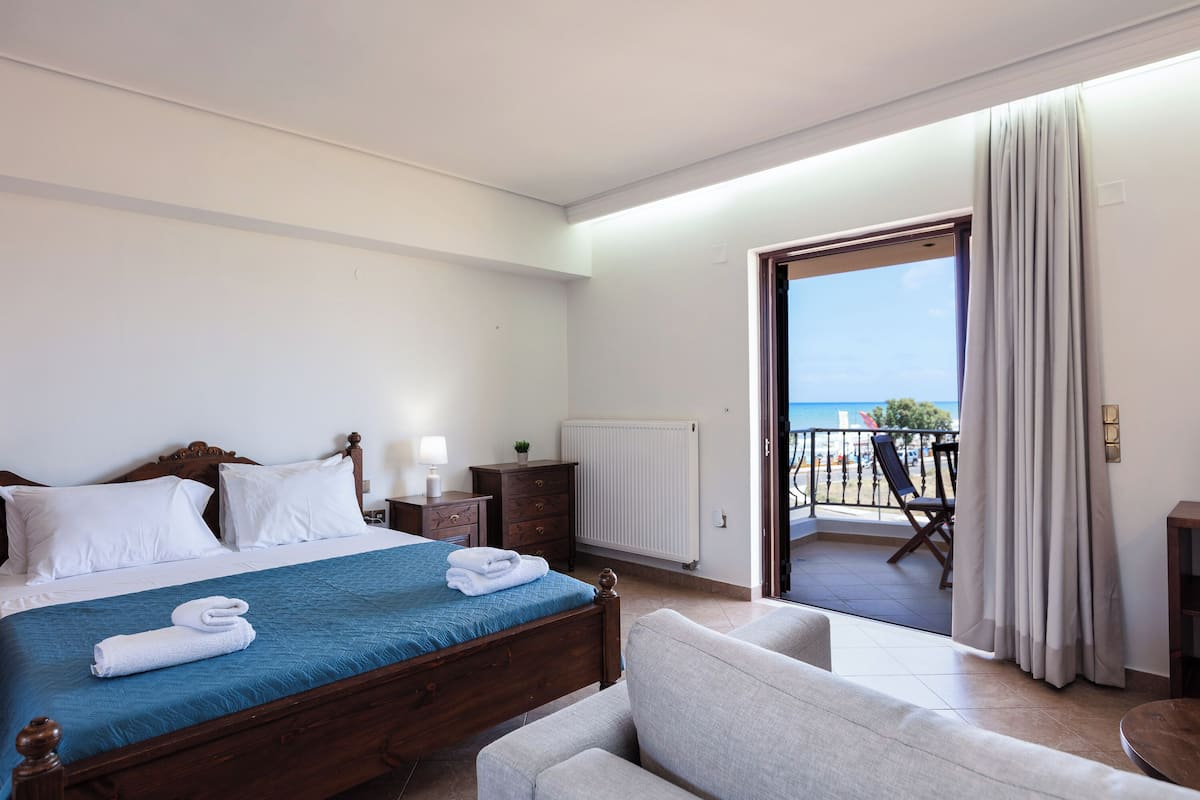 Standard Studio, Sea View | Soundproofing, iron/ironing board, WiFi (free), individually decorated