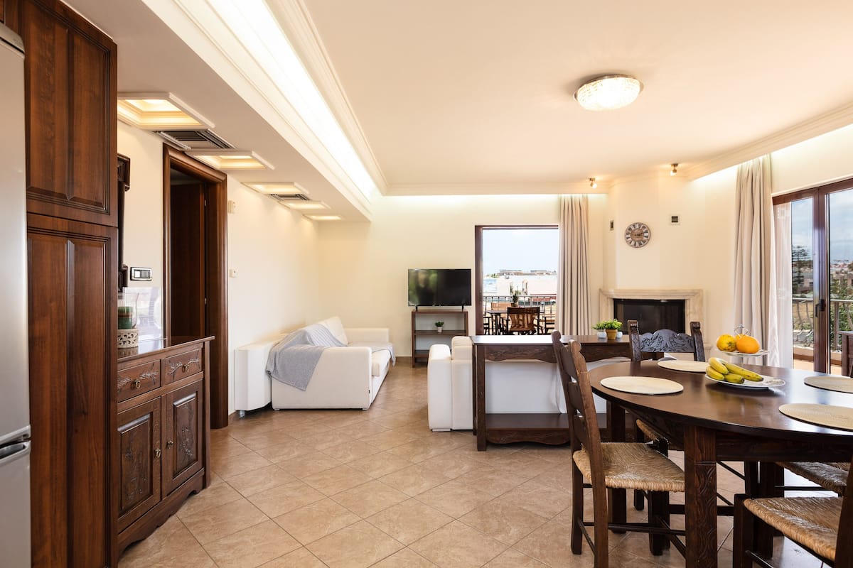 Apartment, 2 Schlafzimmer, Meerblick | Wohnbereich | 32-Zoll-Smart-TV mit Kabelempfang, Fernseher
