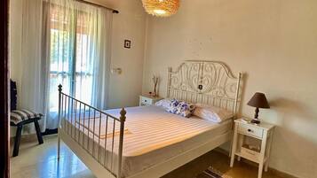 1 slaapkamer, een strijkplank/strijkijzer, wifi