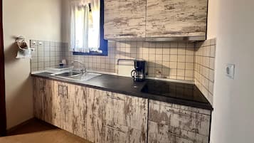 Fridge, oven, coffee/tea maker, toaster