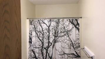 Een bad, een haardroger, handdoeken