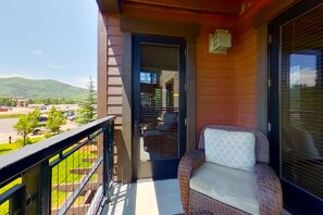 Property grounds - Exquisite condo w/ views, shared hot tubs, pool, gym - next to Wildhorse Gondola (Steamboat Springs)