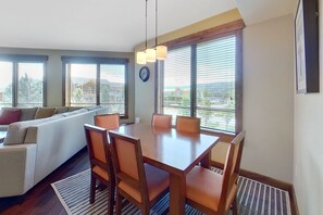 Dining - Exquisite condo w/ views, shared hot tubs, pool, gym - next to Wildhorse Gondola (Steamboat Springs)