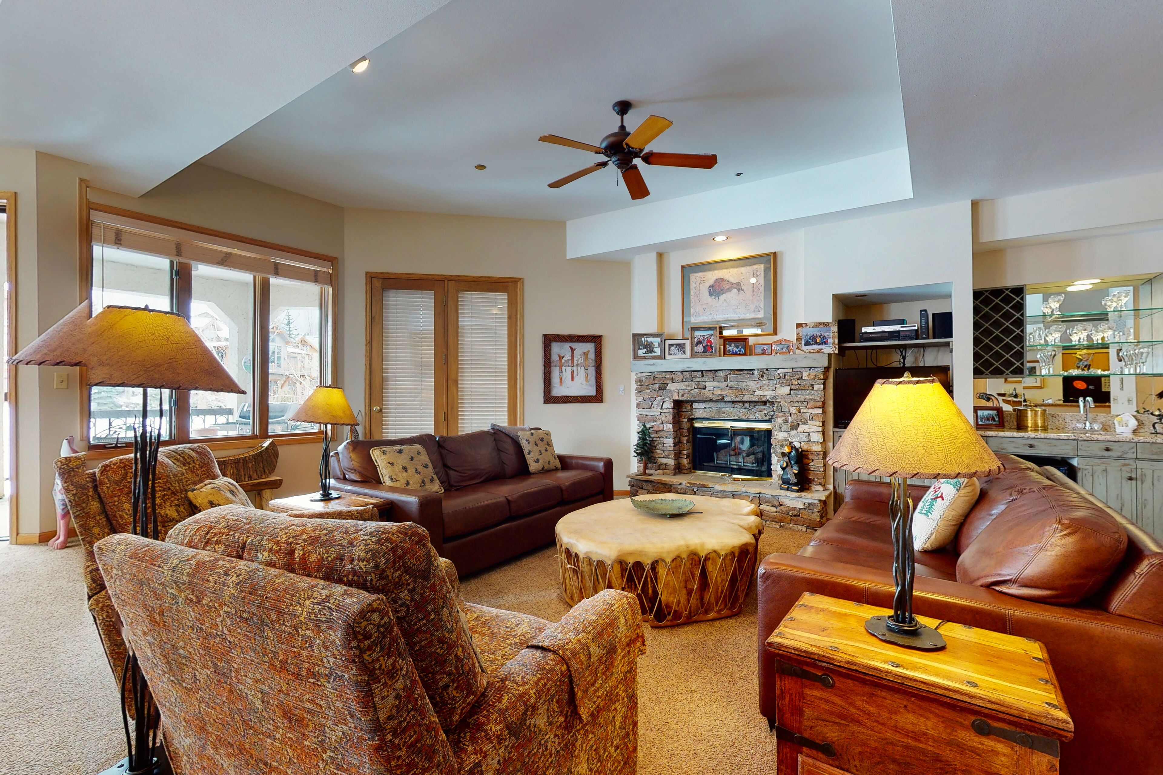 Popular penthouse w\/shared pool, hot tub, fitness center, & ski shuttle