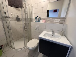 Douche, sèche-cheveux, papier toilette