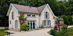 Exterior - Côté Jardin" self-catering cottage, Contrexéville spa resort (Contrexéville)