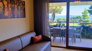 Fernseher, Tischfußball, Tischtennisplatte, Bücher