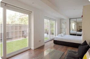 2 slaapkamers, een strijkplank/strijkijzer, gratis wifi, beddengoed