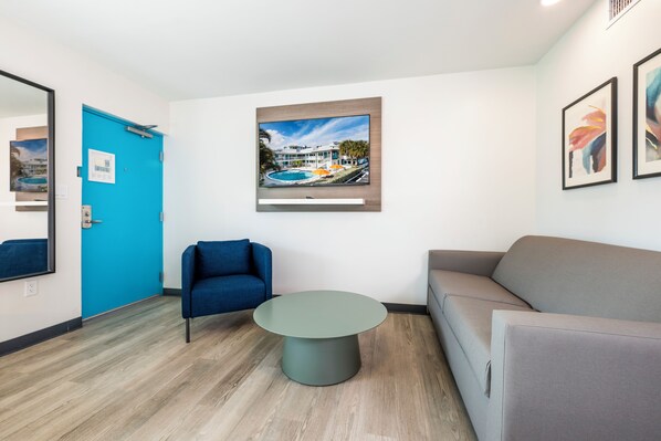 Junior-studiosuite | Opholdsområde | 55-tommers smart-tv med kabelkanaler, tv, bordtennisbord