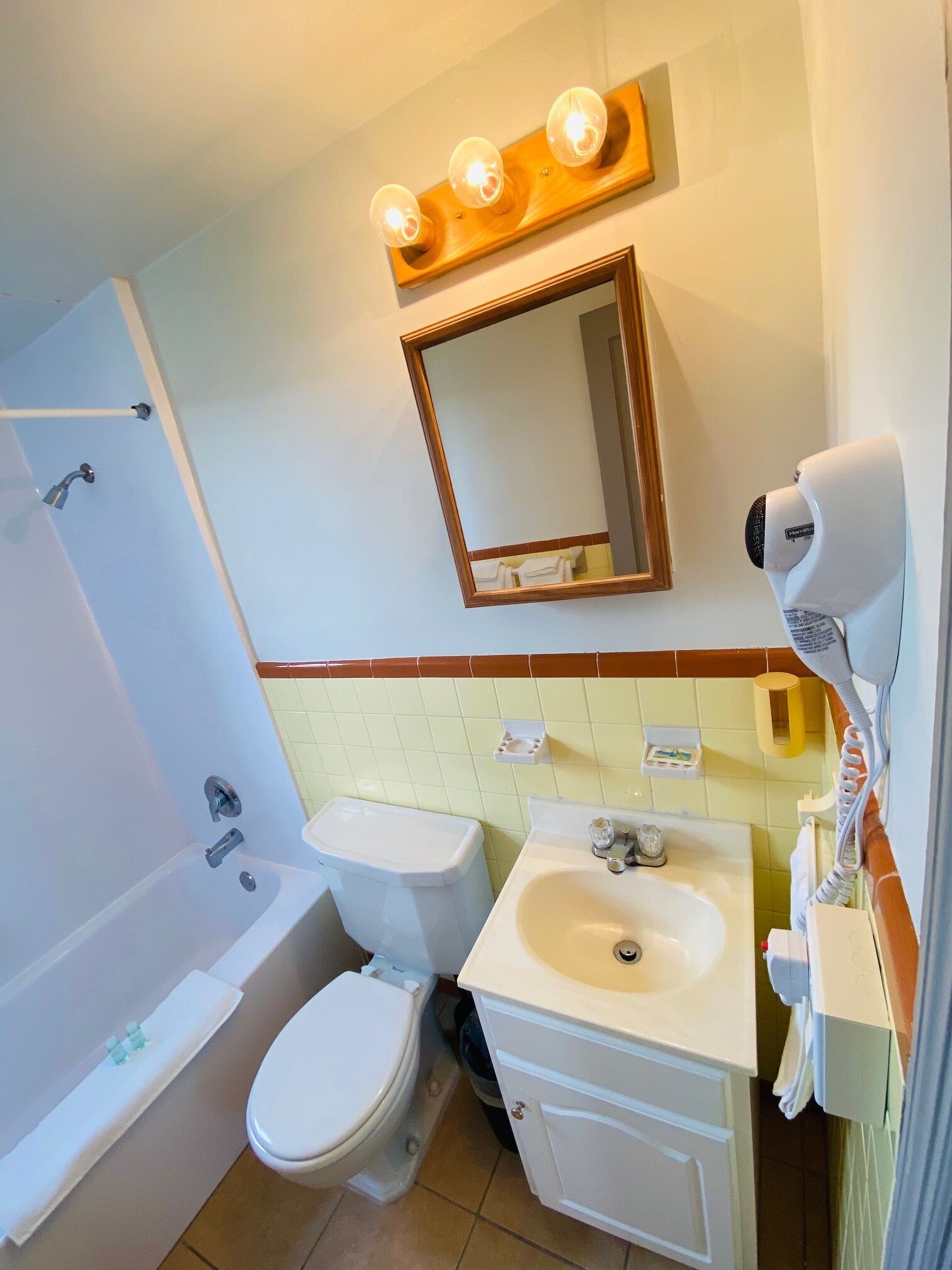 deluxe room | bathroom | free toiletries, hair dryer, towels, soap