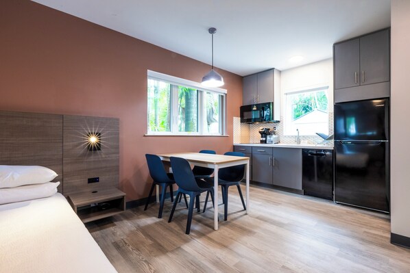 Studiosuite – junior | Safe på rommet, strykejern/-brett, wi-fi (inkludert) og sengetøy