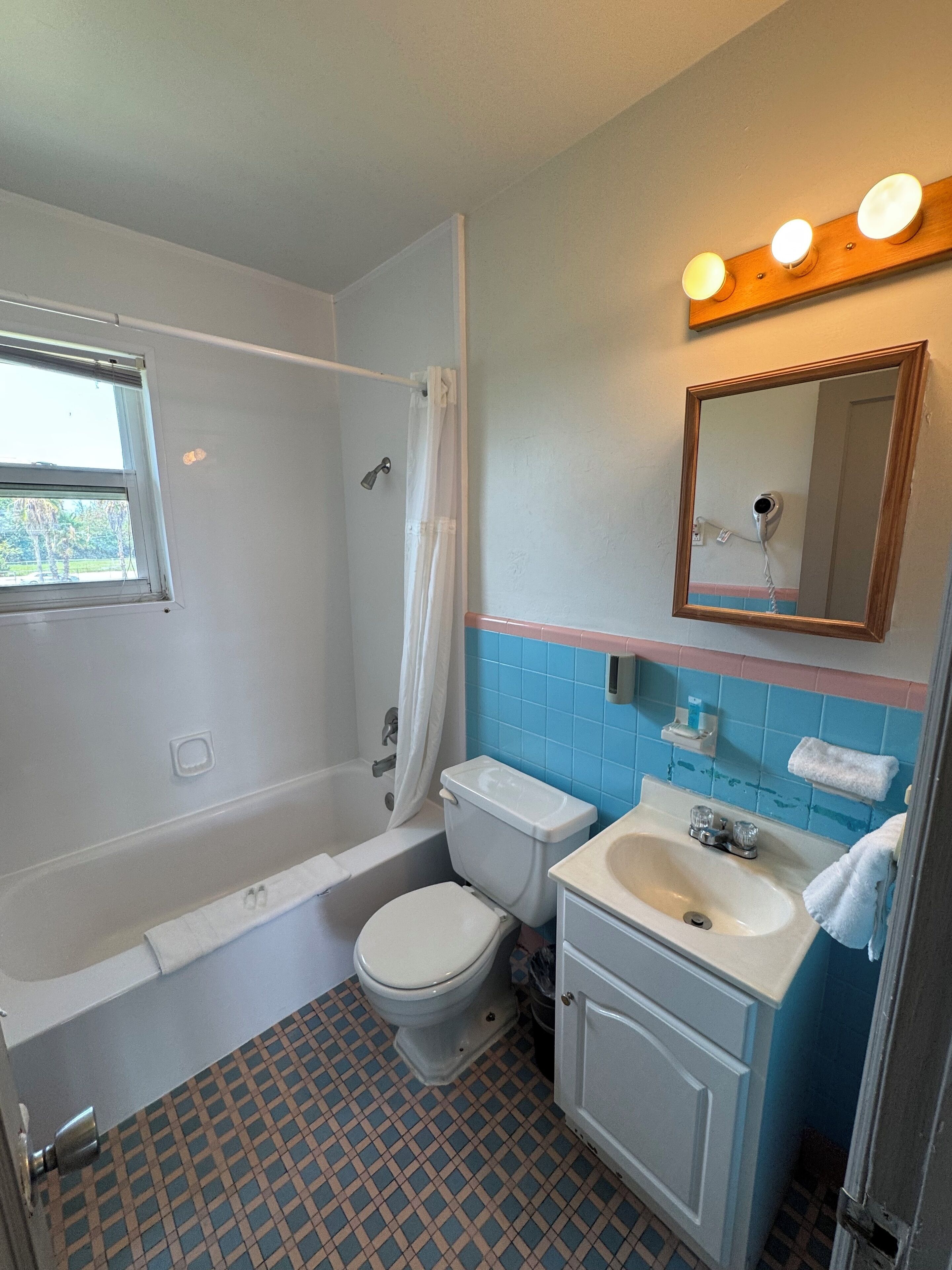 deluxe room | bathroom | free toiletries, hair dryer, towels, soap