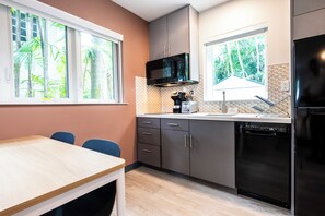 Junior-Studiosuite | Eigene Kochnische | Mikrowelle, Wasserkocher mit Kaffee-/Teezubehör, Toaster, Hochstuhl