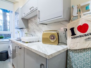 Refrigerador, horno, lavavajillas y comedor 