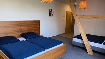 Panoramic fyrbäddsrum | Skrivbord, gratis wi-fi och sängkläder