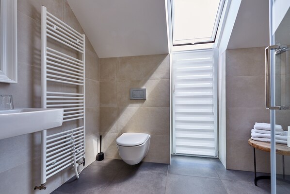 Departamento familiar | Baño | Amenidades de baño gratuitas, secadora de cabello, toallas, jabón 