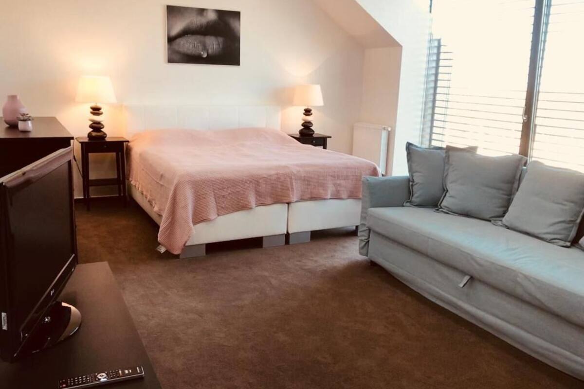 Escritorio, wifi gratis y ropa de cama