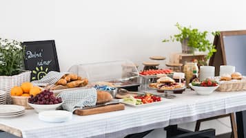 Café da manhã com buffet todos os dias (CZK 200 por pessoa)