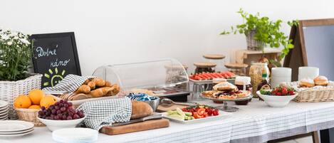 Petit déjeuner buffet (200 CZK par personne)