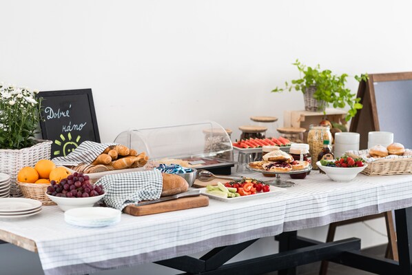 Daily buffet breakfast (CZK 200 per person)