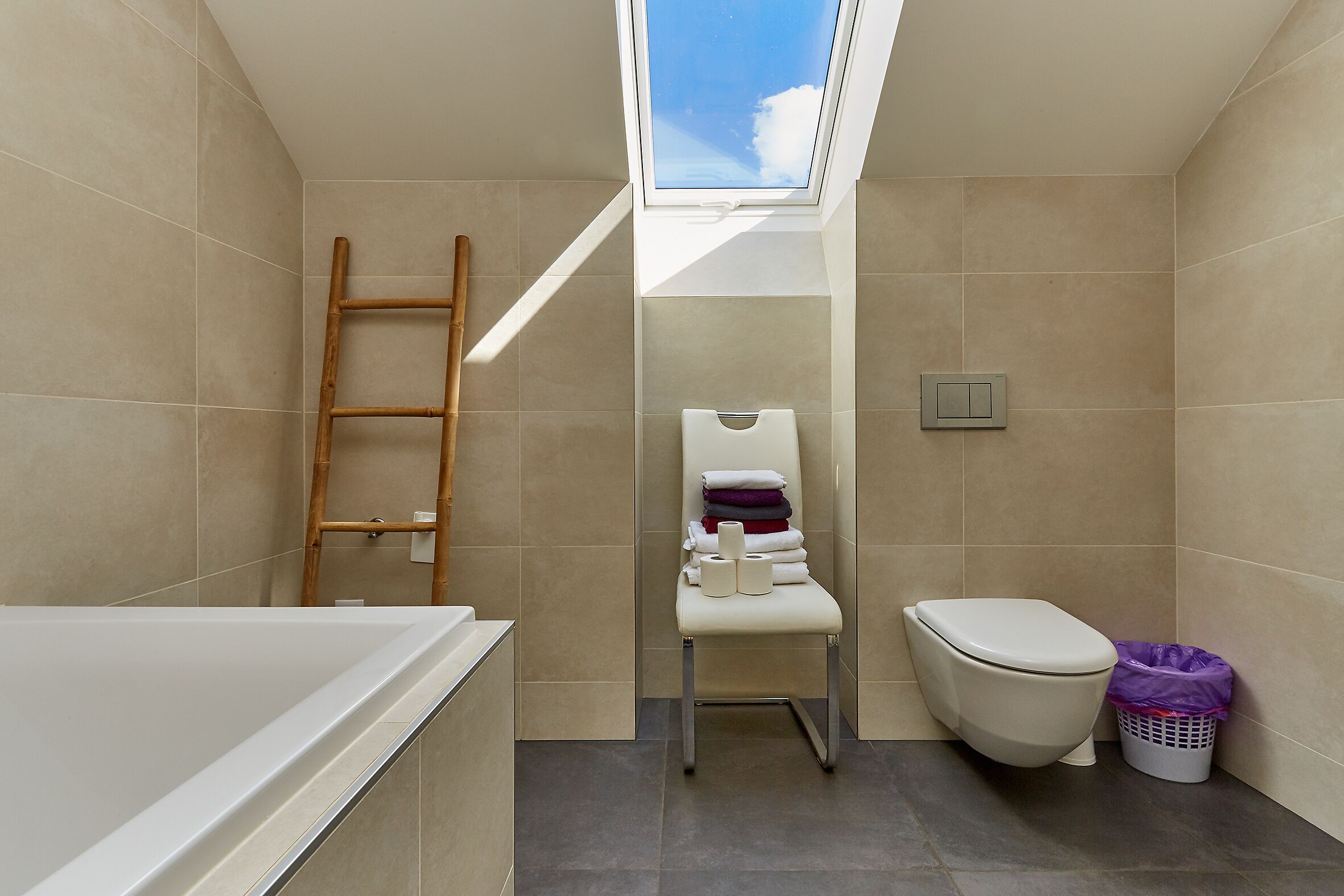 Habitación cuádruple panorámica | Baño | Artículos de higiene personal gratuitos, secador de pelo y toallas