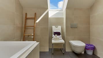 Habitación cuádruple panorámica | Baño | Artículos de higiene personal gratuitos, secador de pelo y toallas